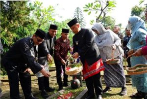 Peringati HUT Ke-26 Kota Depok, Walikota Ziarah dan Tabur Bunga di TMP Kalimulya