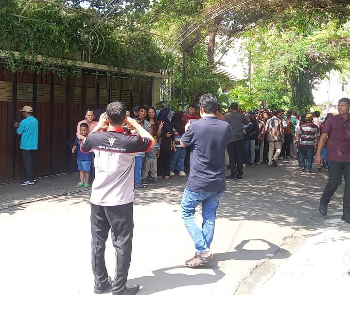 Ratusan Warga dari Berbagai daerah datangi Rumah Pribadi Jokowi di Solo untuk berjabat tangan secara langsung