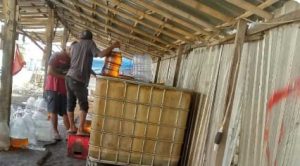 Di Temukan Gudang terdapat ratusan galon serta kempu berisi solar ilegal di kecamatan Waleri kabupaten Kendal