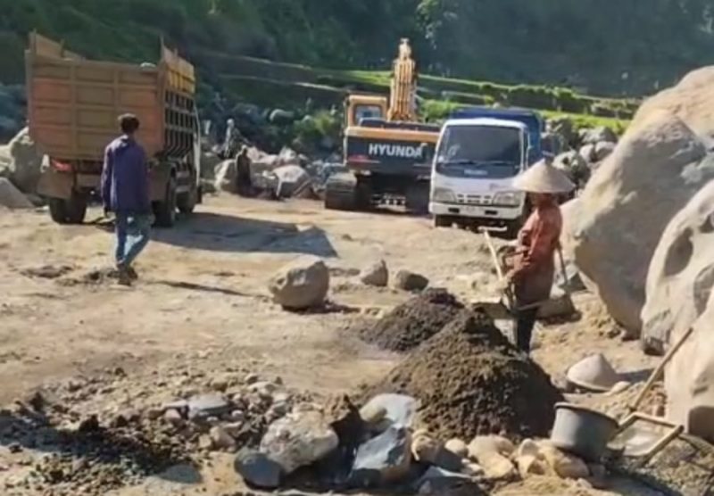 VIRAL TAK HIRAU KAN ATENSI BAPAK PERSIDEN TAMBANG GALIAN C ILEGAL BANTARAN KALI DAMAR WULAN PENAMBANGAN ILEGAL DI JEPARA TETEP JALAN,Diduga aparat kepolisian setempat tutup mata